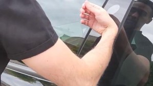 Youtuber estadounidense se implantó las llaves de su Tesla en la mano por una insólita razón (VIDEO)
