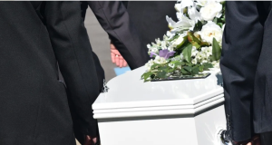Niña despertó durante su funeral, fue trasladada de nuevo al hospital y ocurrió lo peor