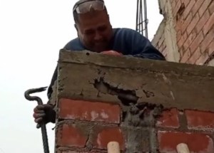 “Un martillo adentro de la pared”: venezolano descubrió el error de su compañero albañil en obra de Perú (VIRAL)