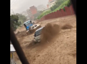 En VIDEO: Vehículos arrastrados por el aguacero en la vía a El Junquito este #12Ago