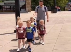 “Son humanos, no perros”: Polémica en EEUU por un padre que pasea a sus hijos con correa