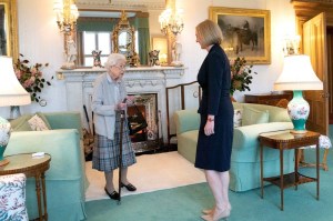 La mancha en la mano de Isabel II hizo saltar las alarmas en su última aparición pública (FOTO)