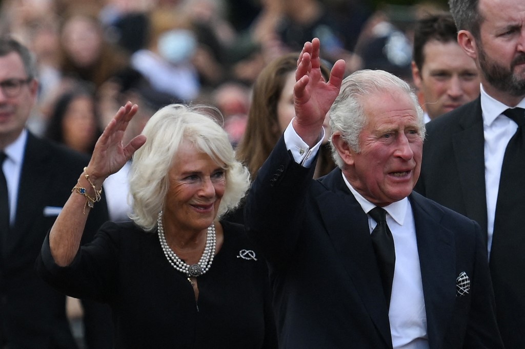 La primera aparición pública como rey: una multitud recibe a Carlos III en el Palacio de Buckingham (VIDEO)