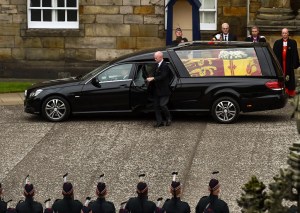 El féretro de Isabel II llega al Palacio de Holyrood en Edimburgo (Imágenes)
