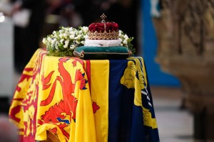 ¿Qué significa la corona sobre el ataúd de la reina Isabel II?