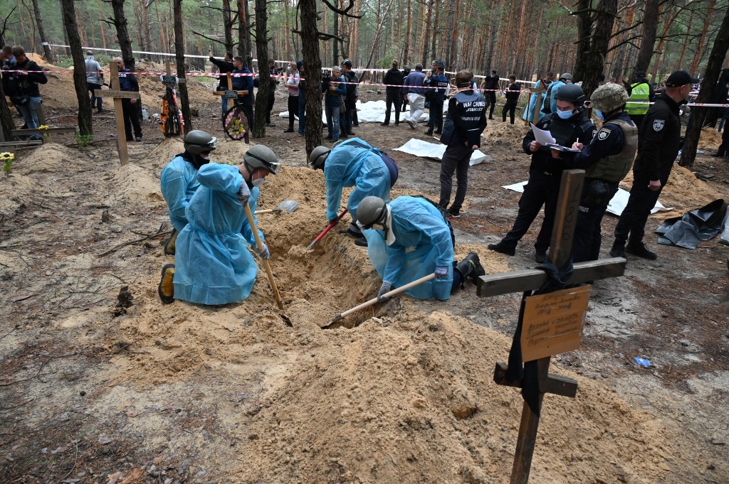 Cuerpos exhumados en tumbas de Izium presentaban señales de muerte violenta