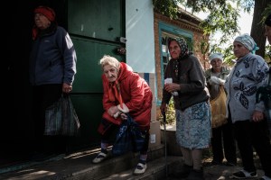 EN FOTOS: Invasión rusa obliga a ucranianos de un pueblo agrícola a hacer colas para recibir alimentos