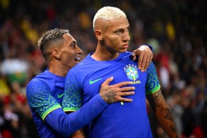 Racistas le lanzaron un plátano a este delantero brasileño mientras celebraba su gol (video)