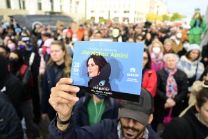 La fuerte amenaza de Irán a famosos y medios por las protestas tras la muerte de una joven