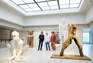 Brad Pitt desvela por primera vez sus esculturas en exposición en Finlandia