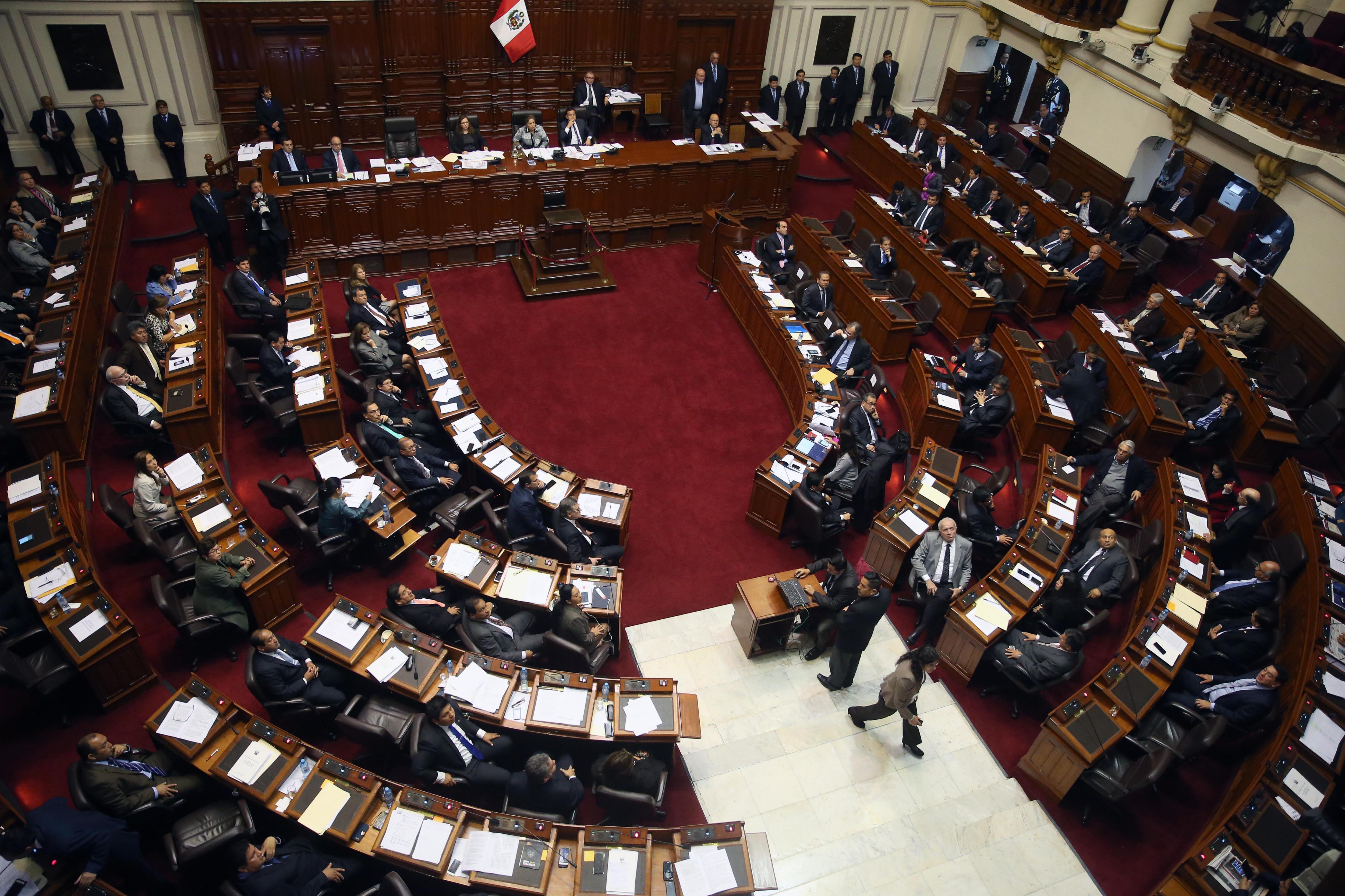 Congreso de Perú destituyó a su presidenta por concertar leyes con su partido
