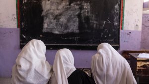 Nuevo ministro talibán diluye esperanzas de escuelas femeninas de Afganistán