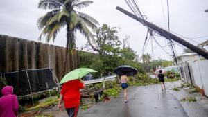 Miles de puertorriqueños seguirán sin luz durante esta semana tras paso del huracán Fiona