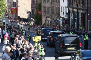 El rey Carlos III saluda a la multitud congregada a su llegada a Edimburgo (FOTOS)