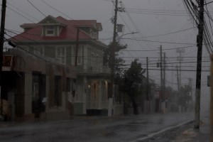 La tormenta Fiona se convierte en huracán al acercarse a las costas de Puerto Rico