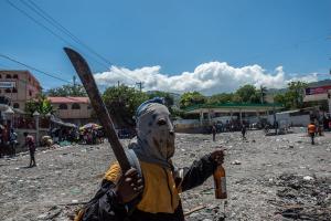 Tensión crece en Haití con saqueos y violentas protestas contra Ariel Henry