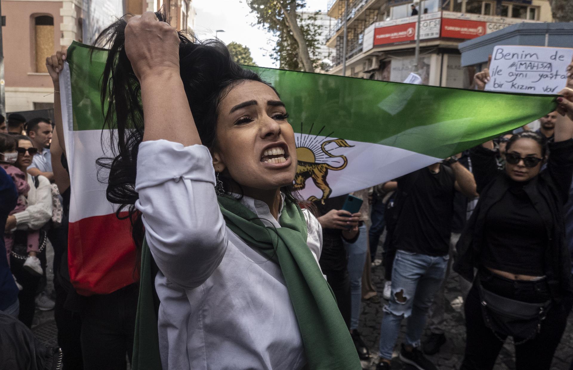 Ответит ли иран. Протестующие иранки. Женщины в Иране протестуют.