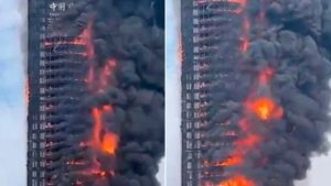 Impresionante incendio consume parte de un rascacielos en ciudad del centro de China (VIDEO)