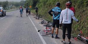 Impactante accidente en Colombia: camioneta atropelló a ocho ciclistas y huyó (Video)
