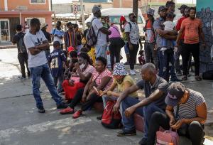 Sube en 300 % la llegada de migrantes en busca de asilo en límite de México con EEUU