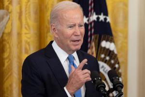 Biden admite que costará años revertir el desastre provocado por el Huracán Ian