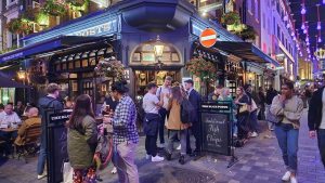 Un “luto” a pura cerveza en los pubs de Londres: música de Queen suspendida y el enigma Carlos