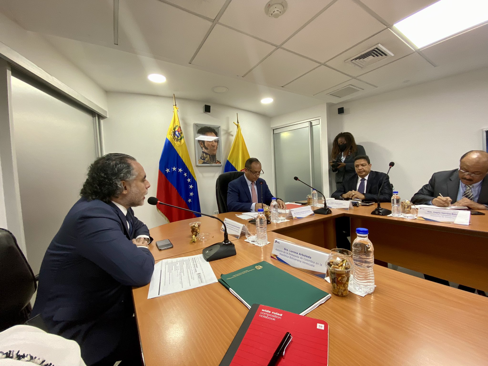 Benedetti habló con ministros de Colombia y el chavismo sobre la normalización de vuelos