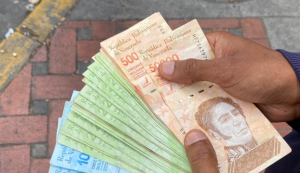¿Qué es el “dólar buhonero”, que reapareció en algunos mercados populares de Venezuela?