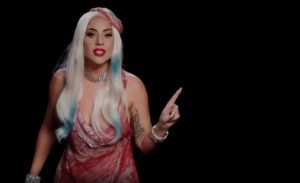 Los secretos detrás del vestido de carne cruda de Lady Gaga: qué pasó luego con él y la estrella que se quedó con el bolso