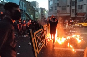 Crece a 31 la cifra de muertos en Irán por las protestas contra el velo y la policía moral