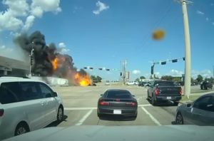 Impactantes imágenes: un camión cae de un puente en EEUU y explota en el aire