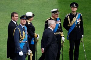 Qué uniformes y medallas lució la familia real en el funeral de la reina Isabel II