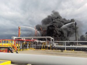 Las impactantes IMÁGENES que dejó el incendio en las inmediaciones de Pdvsa en Guaraguao este #17Sep