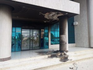 Delincuentes lanzaron bombas molotov a una librería en Ciudad Ojeda (Imágenes)