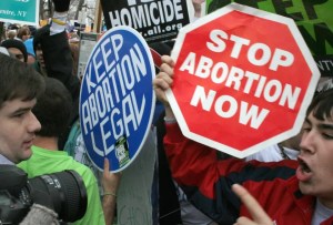 Juez dictamina que Arizona puede hacer cumplir la prohibición del aborto tras la anulación de Roe vs. Wade