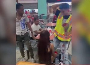 Viral: Rapera le pidió matrimonio a su novio en medio de un centro comercial (VIDEO)