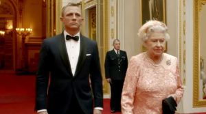 El día que Isabel II “llegó” en paracaídas con James Bond al Estadio Olímpico de Londres (Video)