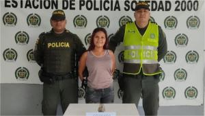Sorprendió a todos: Atraparon a una colombiana con una granada y posó sonriente para la foto