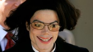 El funeral de Michael Jackson: fue enterrado maquillado, con sus guantes blancos y en un ataúd bañado en oro