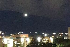 ¿Ovni? Captó una luz inusual por varios minutos sobre el cerro El Café en Valencia (Imágenes)