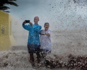 Huracán Ian: Turistas y residentes en Florida podrían estar a salvo, pero prefieren divertirse con riesgos (VIDEO)