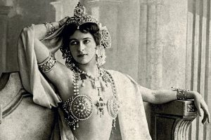 Mata Hari, la bailarina que “inventó el striptease” y fue condenada a muerte por convertirse en espía