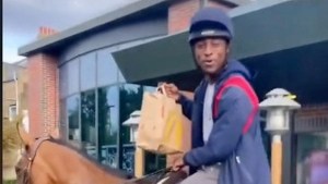 VIRAL: Llegó montado sobre un caballo a un autoservicio de McDonald’s para pedir… ¡100 nuggets! (VIDEO)