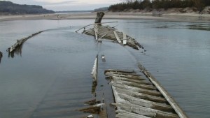 Sequía expone un barco de vapor que se hundió en el río Misuri hace más de 100 años