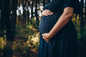 ¡Escándalo en Utah! Se embarazó de su propio hijo y ahora se prepara para dar a luz a su nieta