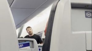 Dio un discurso homofóbico, racista y clasista en un avión y lo despidieron del trabajo (VIDEO)