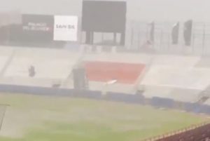 Fuertes vientos desprendieron parte de la pizarra del estadio de Cardenales de Lara (Video)