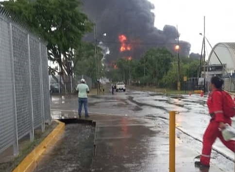 Trabajadores de Pdvsa en Puerto La Cruz exigen la construcción de una unidad de caumatología tras el incendio