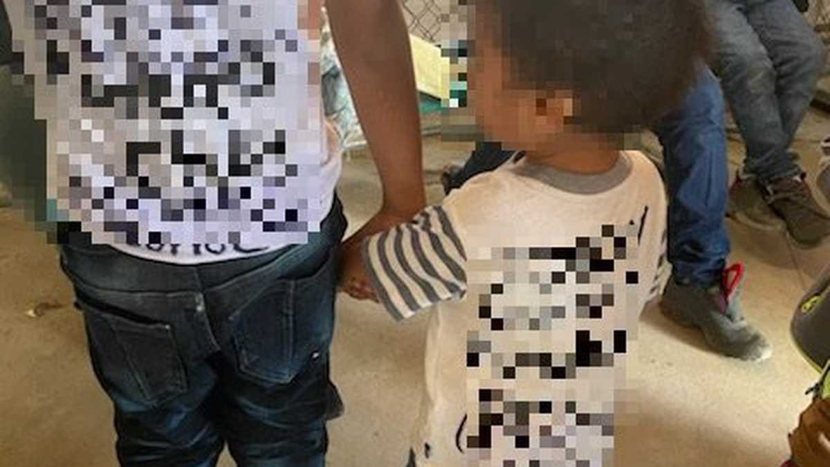 La desgarradora imagen de dos hermanos abandonados en la frontera de EEUU con mensajes en sus camisetas