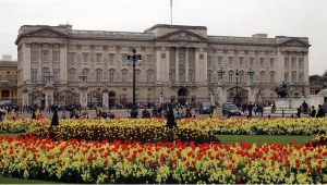 ¿Un niño desnudo escapó por la ventana del palacio de Buckingham?